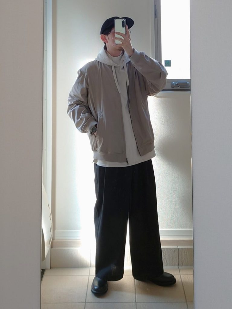 ブラックのワイドパンツに合わせたコーデ