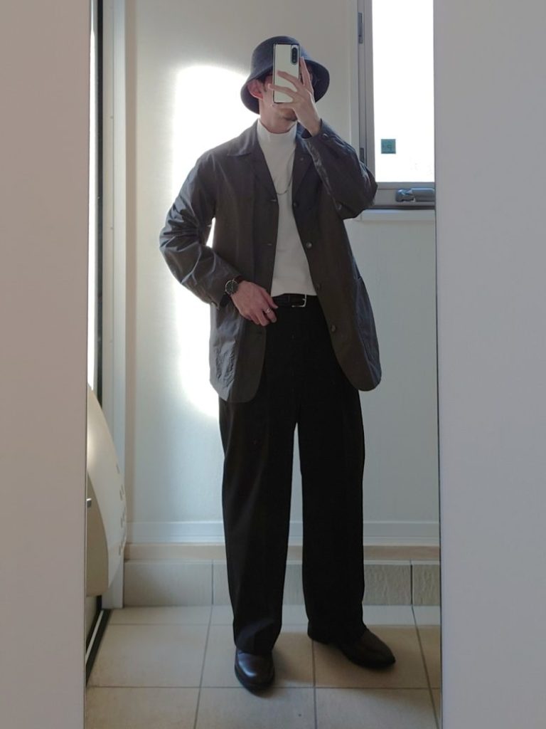 ダークブラウンのタックワイドパンツに合わせたコーデ